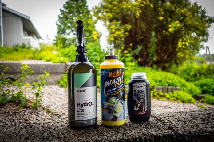 Blank motorsykkel med Med Carpro Hydro2, Scholl S30 og Meguiars Wash Plus